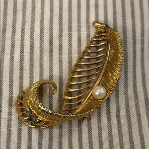 Vintage signed brooch Sphinx Gold toned Leaf feather Brooch with ‘Pearl’ Accent